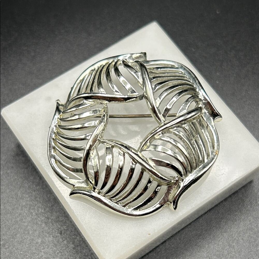 Vintage Signed Lisner Silver Tone Open Air Shell Brooch Pin #645
